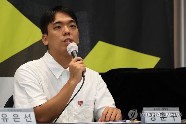 질문에 답하는 강훈구 연출가