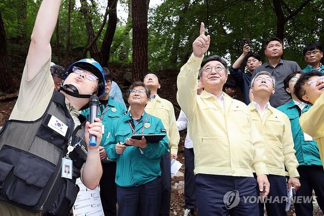 윤호중 장관, 하천-계곡 불법시설 정비 현장 점검