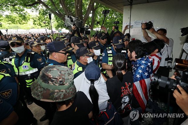 핸드볼경기장 개표소 진입 막는 시위 참가자들