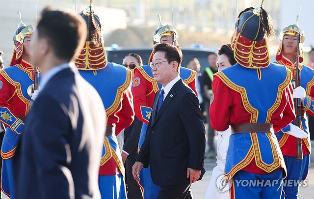 의전 차량으로 이동하는 이재명 대통령