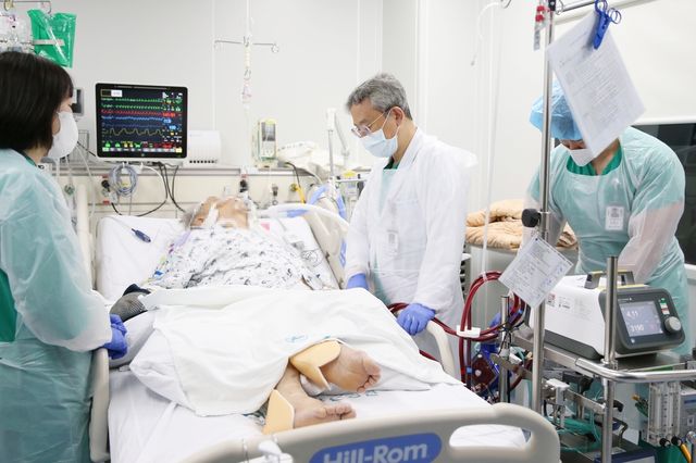 강필제 서울아산병원 에크모팀장(오른쪽 두 번째)이 에크모 유지 환자의 상태를 살펴보는 모습 [서울아산병원 제공. 재판매 및 DB 금지]
