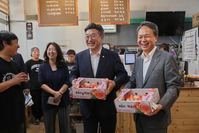 윤호중 행정안전부 장관(왼쪽)과 진옥동 신한금융그룹 회장이 8일 대구 동구 안심마일에서 기념사진을 촬영하고 있다. [신한금융 제공]