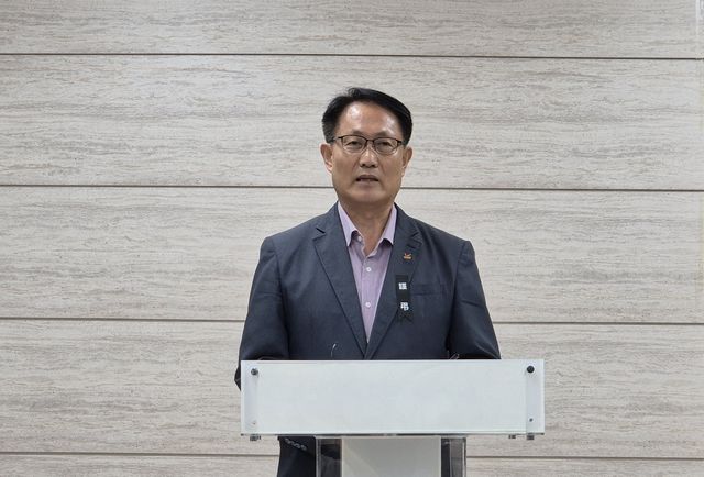 도교육청에서 회견하는 유윤식 교사노조위원장
