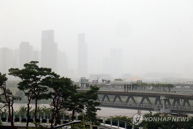 흙탕물 가득 찬 금강