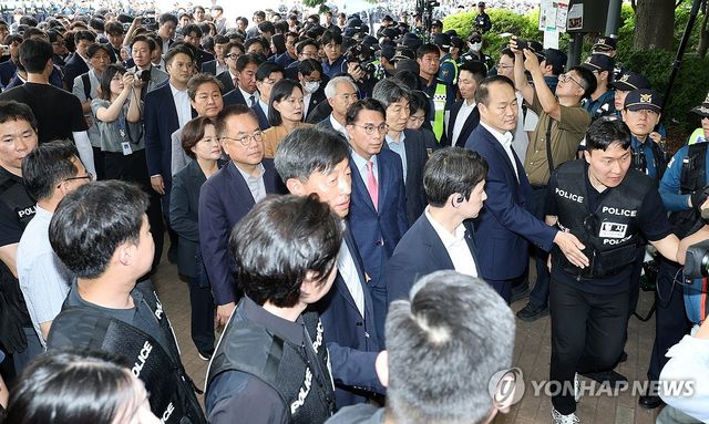 현장 조사 위해 개표소 들어가는 선관위 국조특위