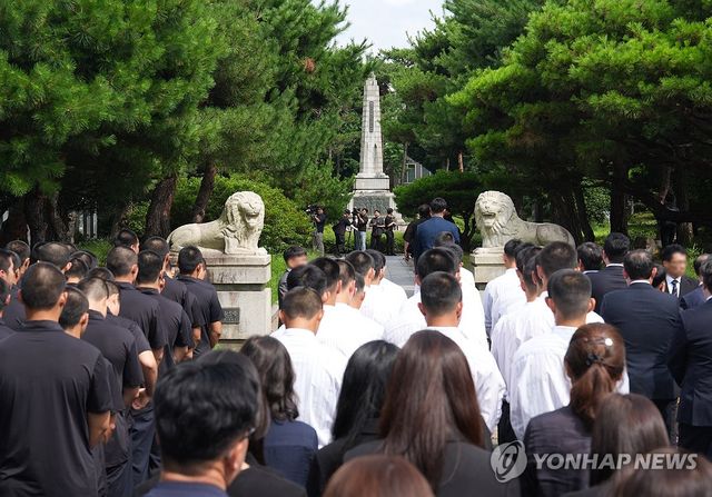 광주학생독립운동기념탑 참배하는 배재고 학생들