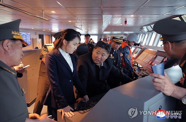 북한 김정은, 딸 주애와 구축함 '강건호' 항해시험 참관