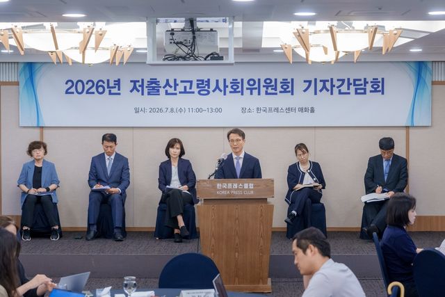 저출산고령사회위원회 간담회에서 발언하는 김진오 부위원장(오른쪽에서 세번째) [저출산고령사회위원회 제공. 재판매 및 DB금지]