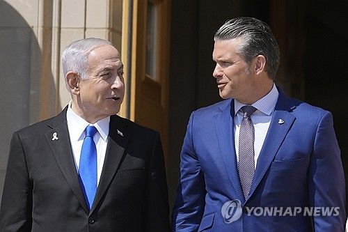 베냐민 네타냐후 이스라엘 총리(왼쪽)와 피트 헤그세스 미 국방부장관(오른쪽)