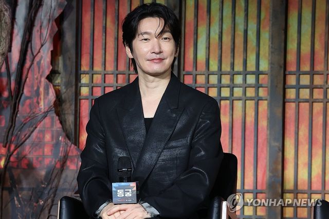 질문 듣는 조승우