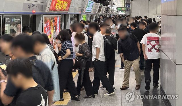 서울 지하철 1호선 일부 구간 단전.. 혼잡한 용산역