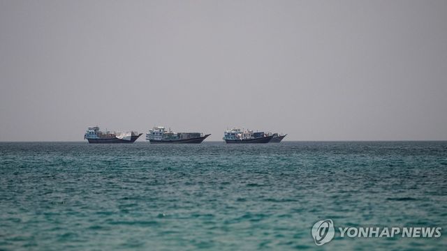 오만에서 바라본 호르무즈 해협에 떠 있는 선박들