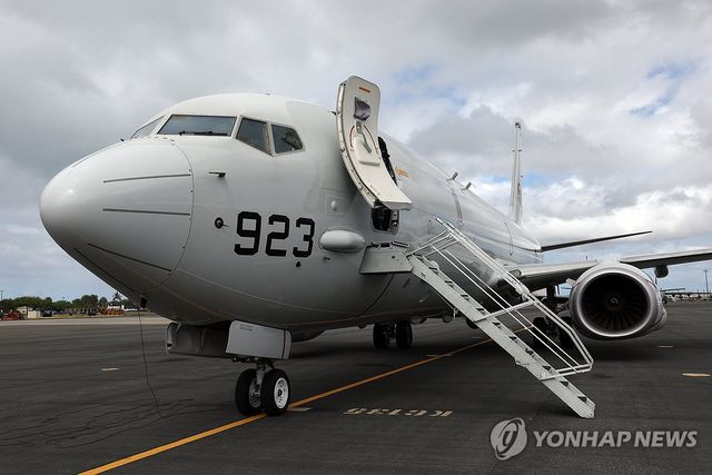 이륙 앞둔 해군 P-8A
