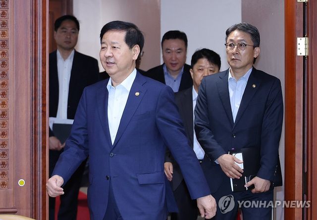 비상경제본부 회의 입장하는 구윤철 부총리