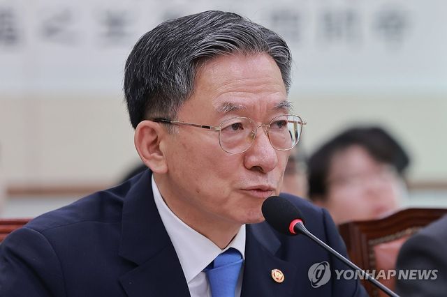 질의에 답하는 정성호 법무장관