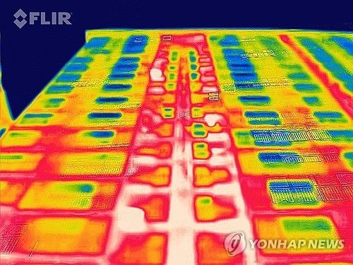 열대야 속 아파트를 열화상 카메라로 촬영한 모습. [연합뉴스 자료사진]