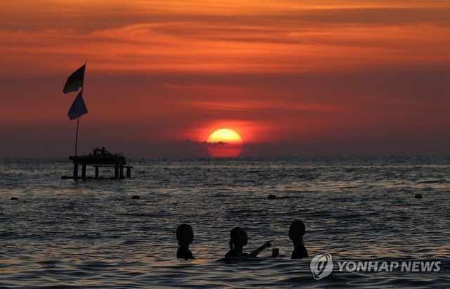 폭염에 저녁에도 '풍덩'