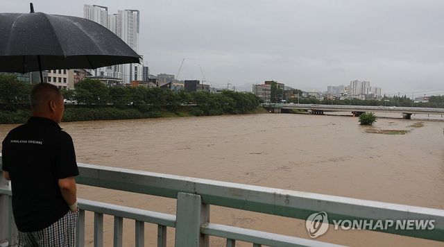 홍수주의보 발효된 청주 흥덕대교