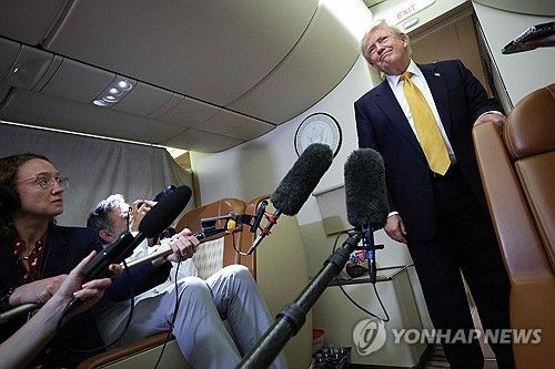 에어포스원에서 기자회견하는 트럼프 미국 대통령 [AFP 연합뉴스. 재판매 및 DB 금지] 
