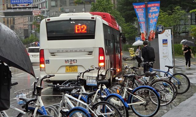 전용도로 아닌 일반도로변 정차하는 BRT버스
