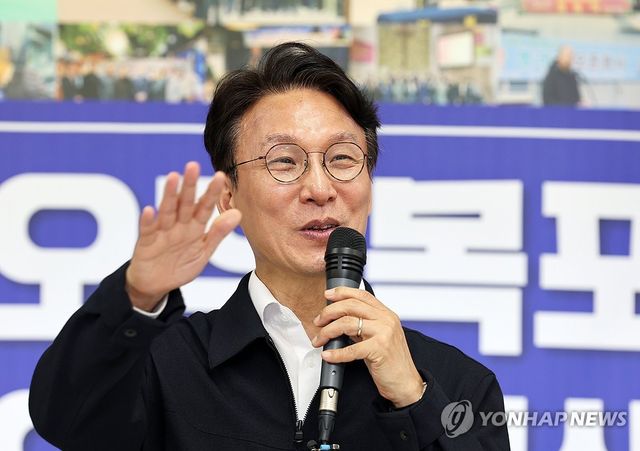 발언하는 김민석 전 총리