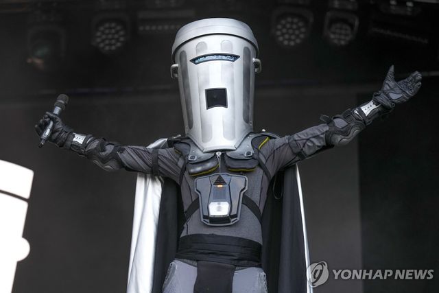 2024년 글래스턴베리 축제에 참석한 카운트 빈페이스
