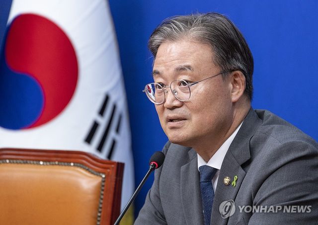 전당대회 준비위 의결 사항 관련 질문에 답하는 이연희 의원
