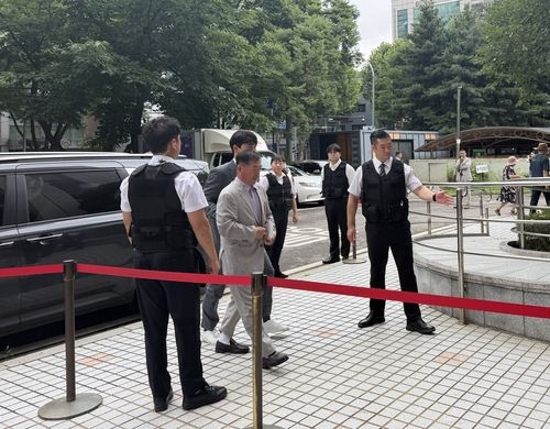 영장실질심사 출석하는 최창원 대표