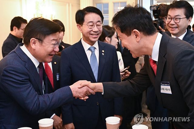 인사 나누는 국민의힘 정점식 원내대표와 오세훈 서울시장