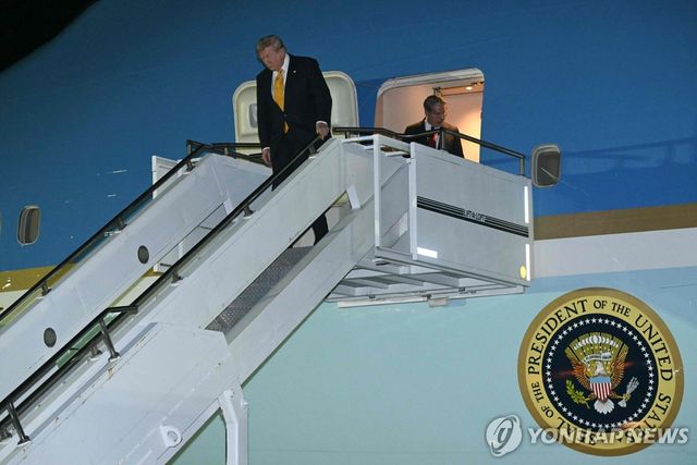 옛 에어포스원에서 내리는 트럼프 대통령