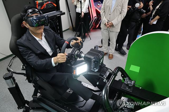 XR 운전 체험하는 오세훈 서울시장