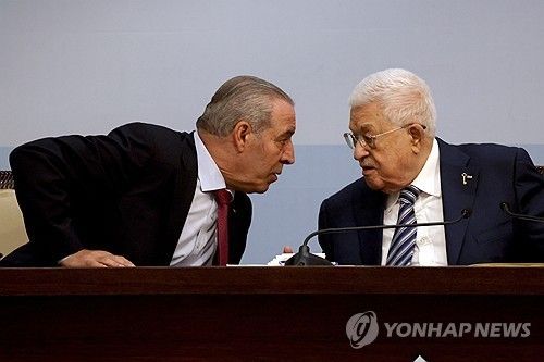 팔레스타인 파타 정파의 총회에 참석한 마무드 아바스 자치정부 수반(오른쪽)