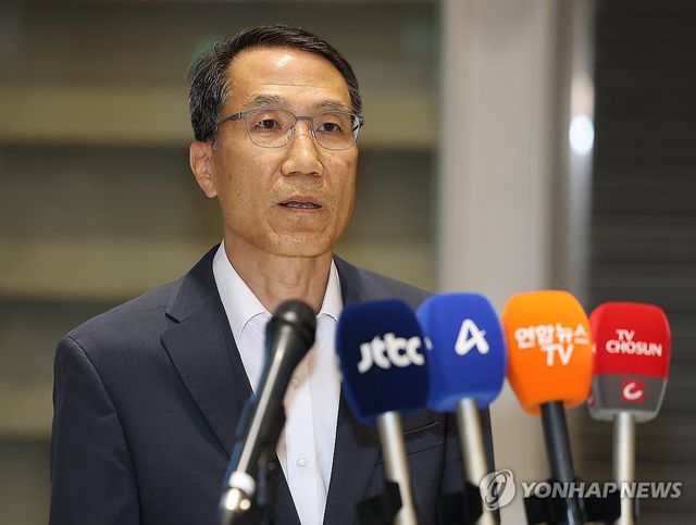 취재진 질문에 답하는 유재성 경찰청장 직무대행