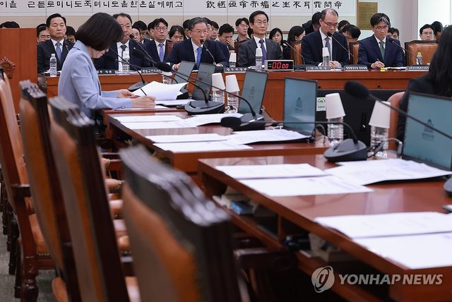 국민의힘 불참한 가운데 열린 법사위 전체회의