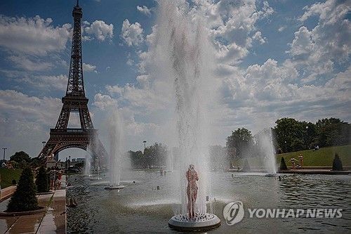 지난달 폭염 당시 분수대 안에서 열 식히는 시민
