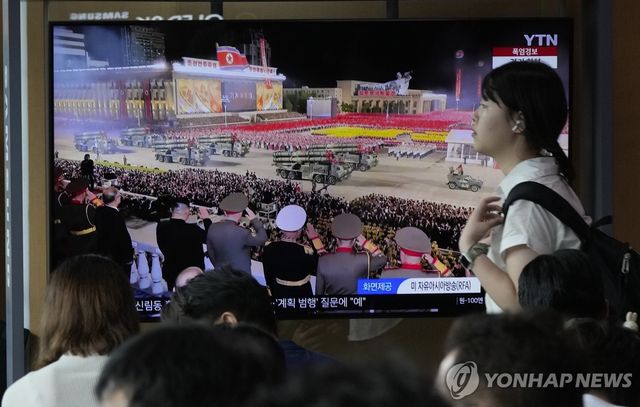 평양에서 열린 열병식에 등장한 북한산 미사일
