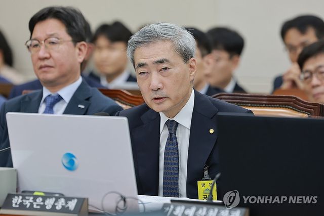 질의에 답변하는 신현송 한국은행 총재