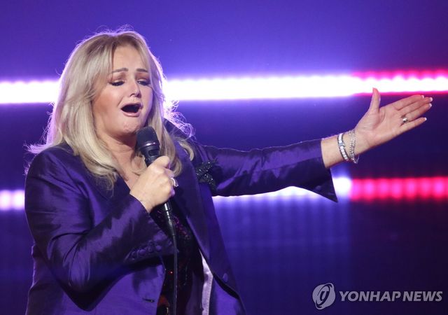 2018년 독일에서 열린 시상식에서 공연하는 모습