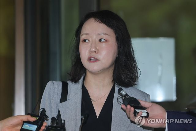 취재진 질문에 답하는 유정화 변호사