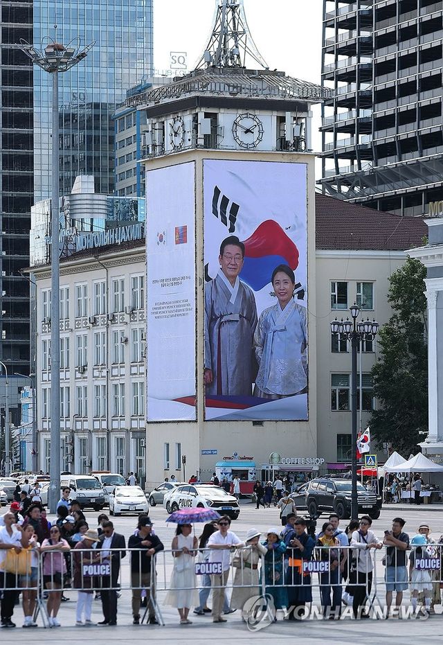 몽골에 걸린 대형 이재명 대통령 부부 사진
