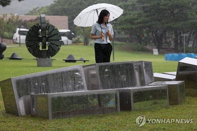 빗속에서 빛의 상상들