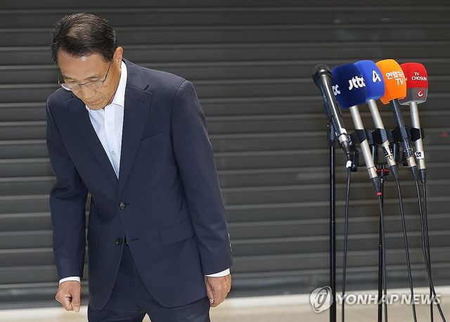 질문 답변 마치고 나서는 유재성 경찰청장 직무대행