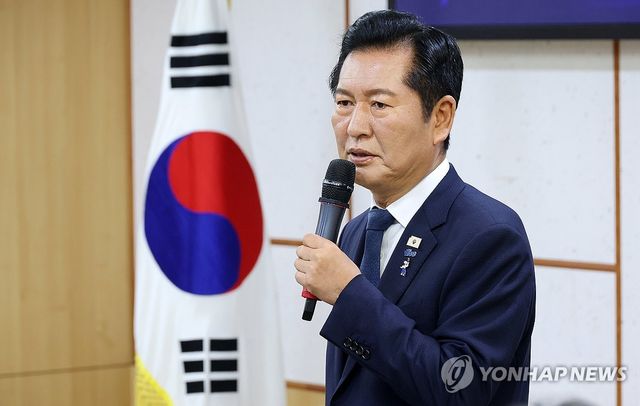 국회 정책토론회 참석해 인사말 하는 정청래 전 대표