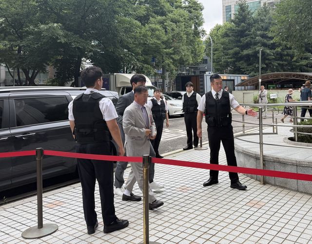 영장실질심사 출석하는 최창원 대표
