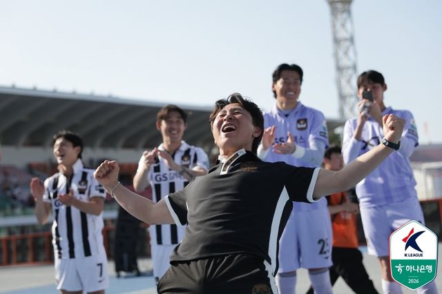 강원과의 맞대결서 승리 후 기뻐하는 서울 김기동 감독