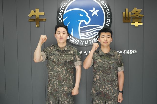 육군 제53보병사단 울산여단 19해안감시기동대대 권용록 상사(왼쪽)와 김민수 일병. [육군 제53보병사단 제공. 재판매 및 DB 금지]