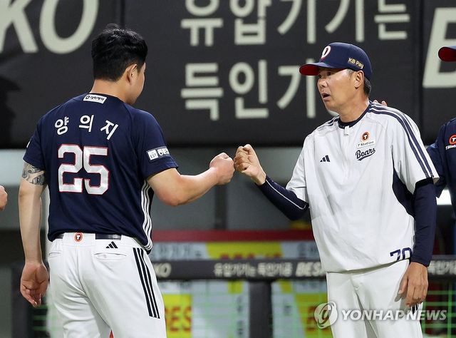 결승 홈런 친 양의지 격려하는 김원형 감독