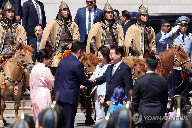 환영식 도착한 이재명 대통령 부부
