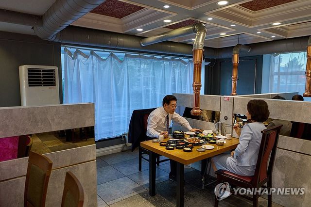 이재명 대통령 부부, 몽골 '서울의 거리' 방문