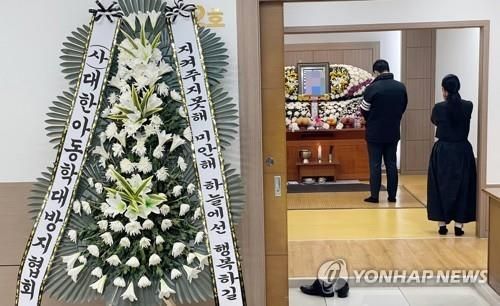학대로 숨진 12살 아들과 마지막 인사하는 친모